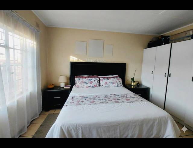 2 BEDROOM APARTMENT FOR SALE IN VANDERBIJLPARK CW 5